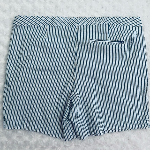 IZOD Blue & White Seersucker Shorts Women’s Size 14 | Classic Summer Style - Picture 3 of 6